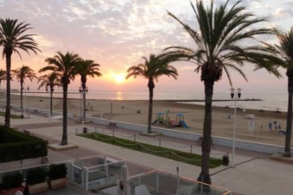 Apartamento Coqueto Junto A La Playa. *